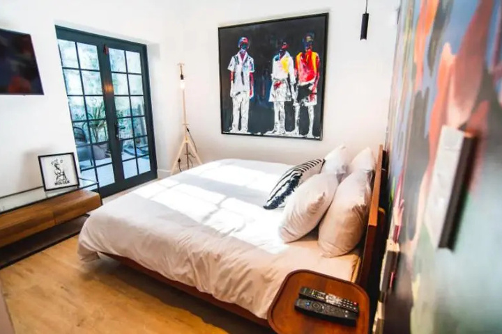 Room 6 of 18