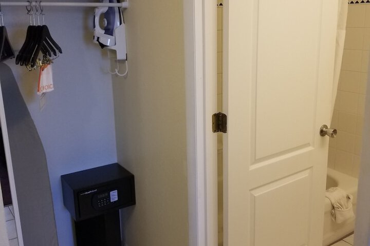 1 King Bed Accessible (17 of 50)