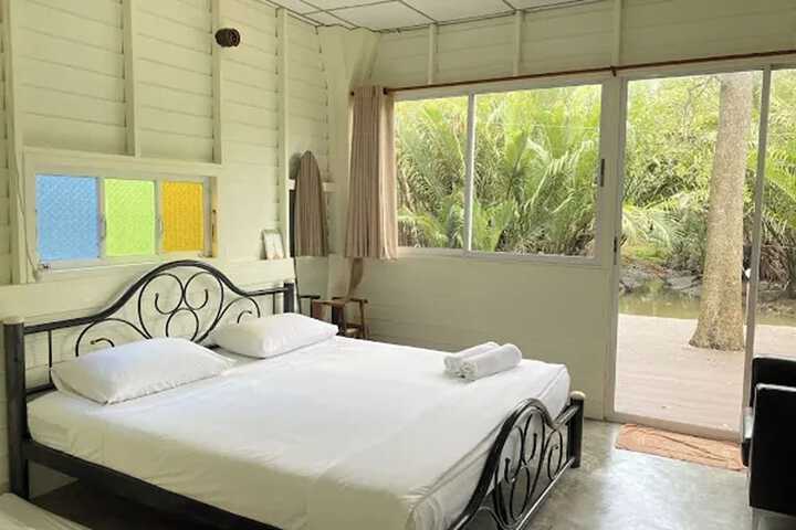 Room 5 of 100