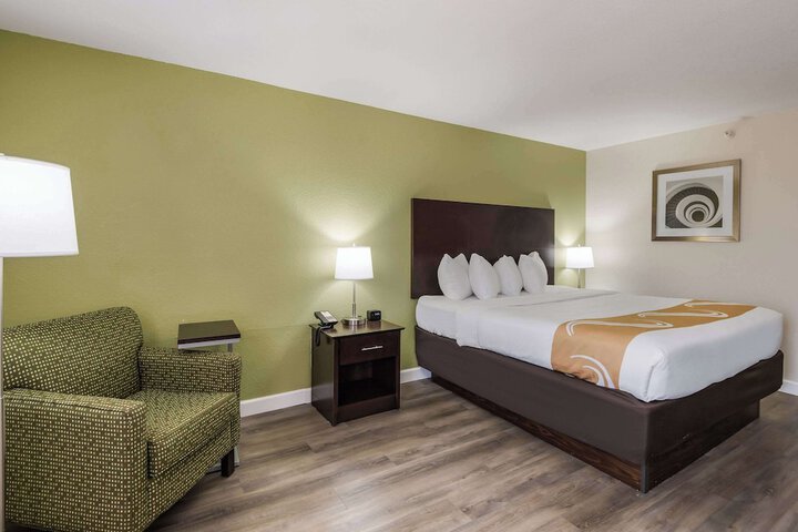 1 King Bed (8 of 10)
