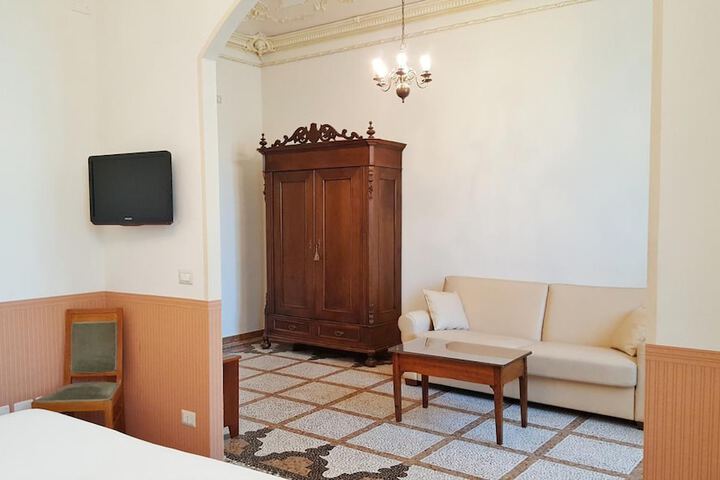 Room 22 of 38