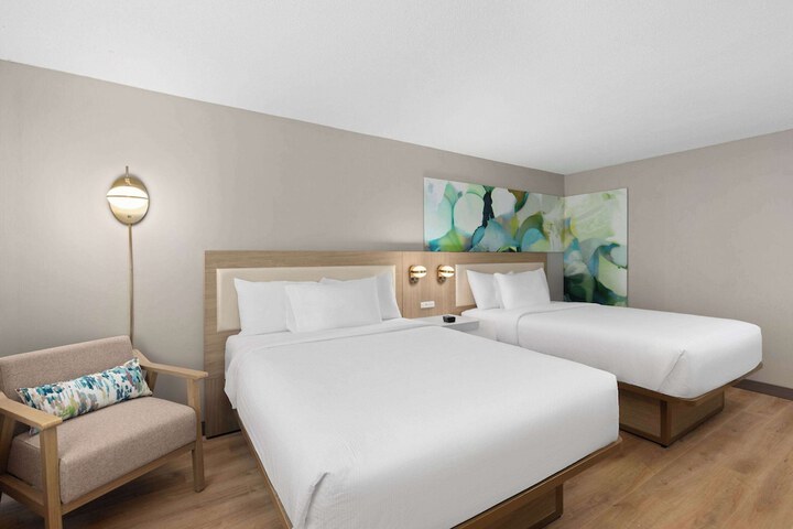 2 Queen Beds (1 of 10)
