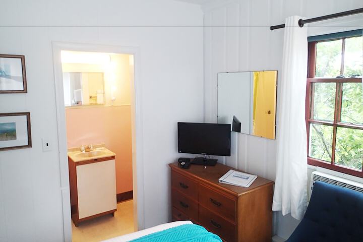 Double Bed City View Shared Bathroom (3 of 21)