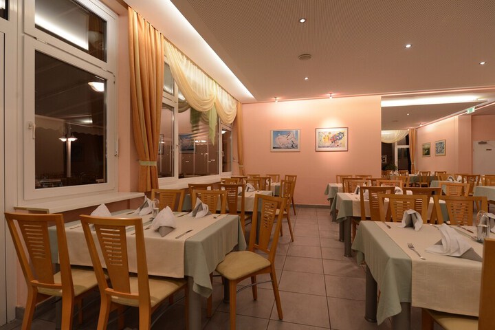 Dining 34 of 61