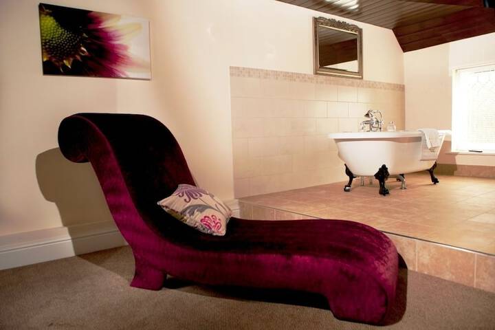 Deep soaking bathtub