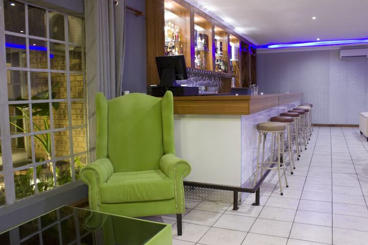 Lounge 30 of 44