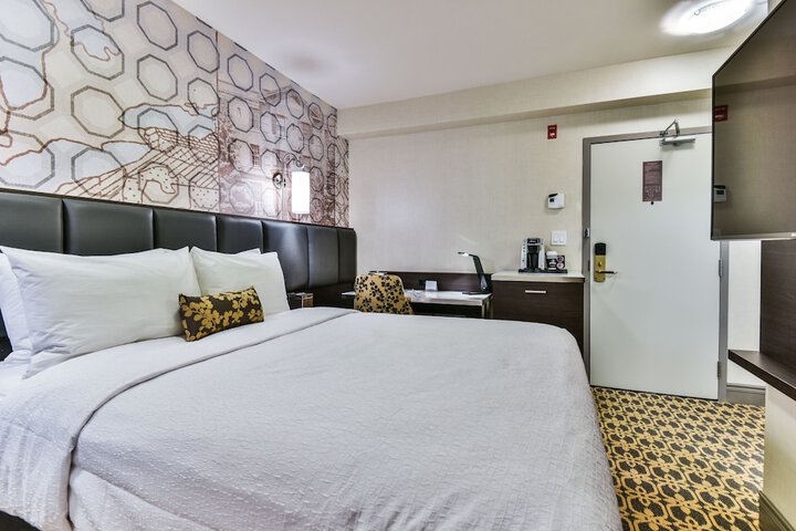 1 King Bed (7 of 11)