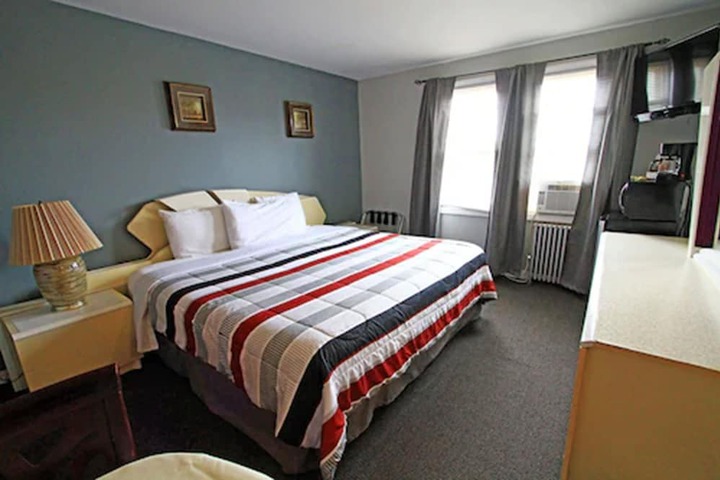 1 King Bed (1 of 4)