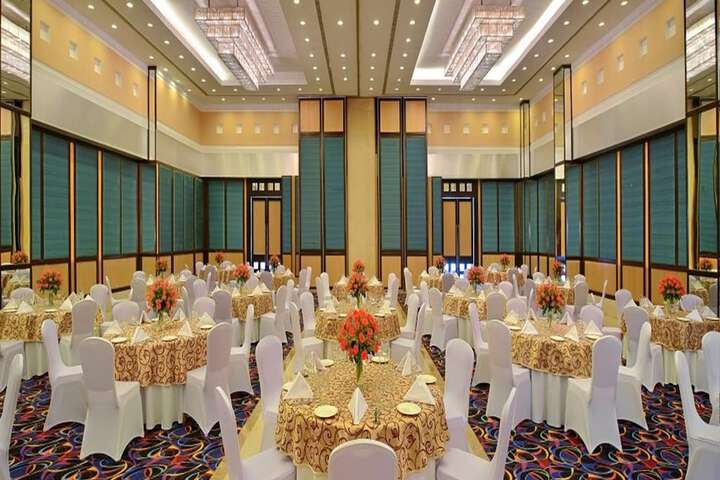 Ballroom/Hall 19 of 24