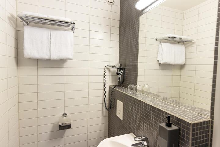Room 32 of 53