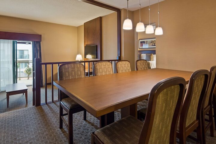 2 Queen Beds West Wing Patio Atrium View Microwave, Refrigerator WiFi (14 of 32)