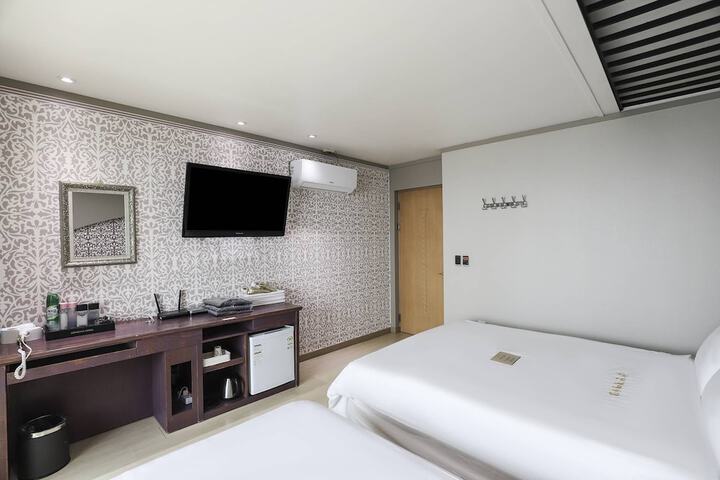 Room 21 of 47