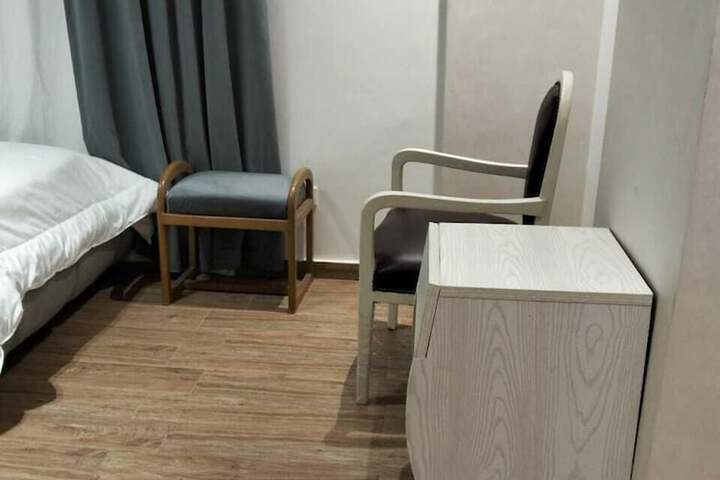 Room 6 of 24