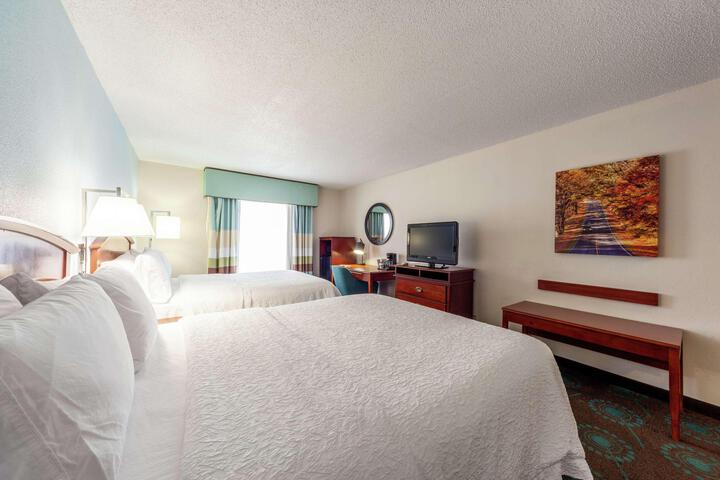 2 Queen Beds (8 of 9)