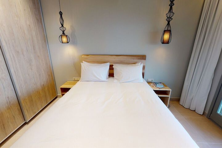 Room 4 of 99