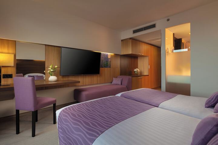 Room 3 of 89