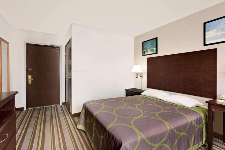 2 Queen Beds (2 of 14)