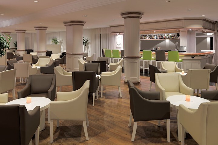 Lounge 32 of 47