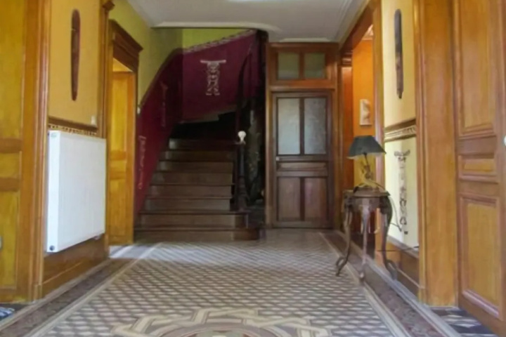 Room 9 of 16