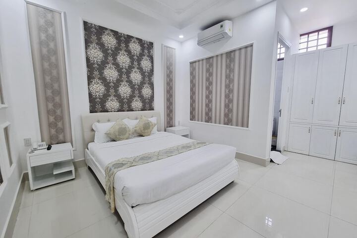Room 5 of 15