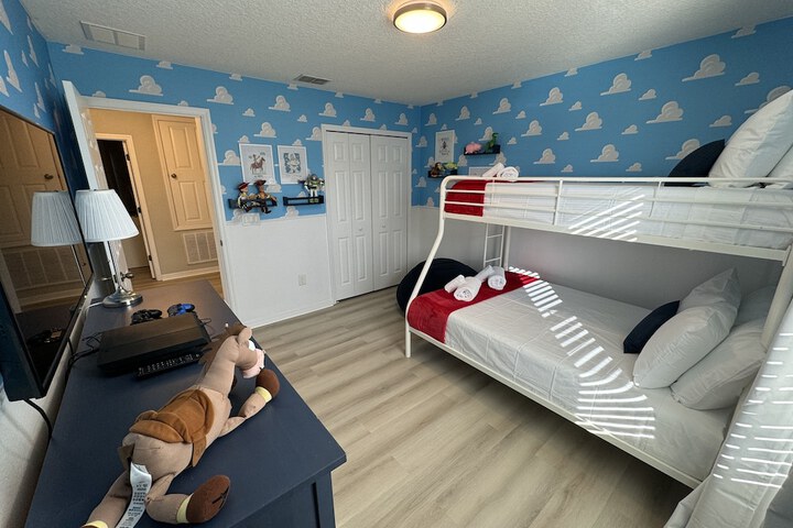 Room 14 of 65