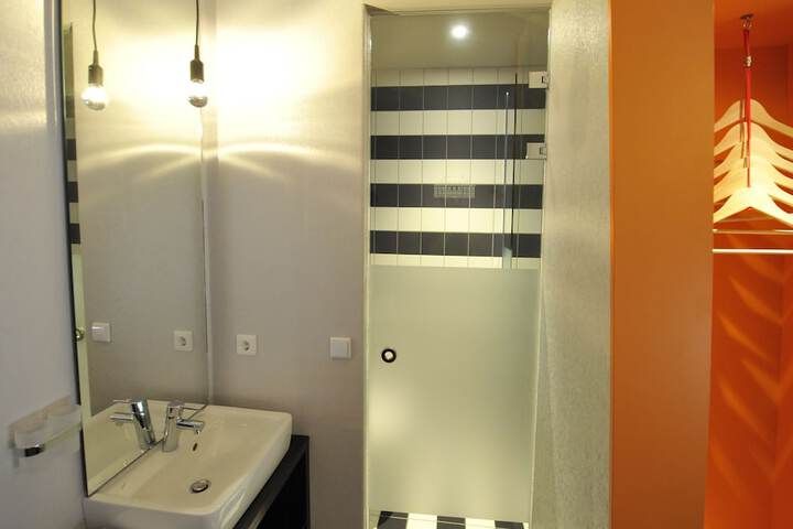 Room 10 of 32