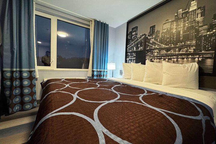 1 King Bed (3 of 8)
