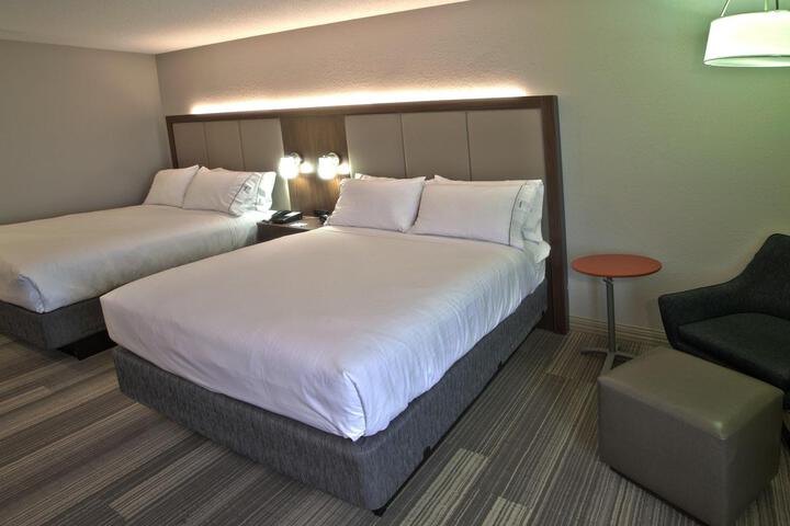 2 Queen Beds (7 of 8)