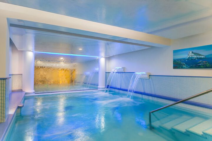 Hotel Pool