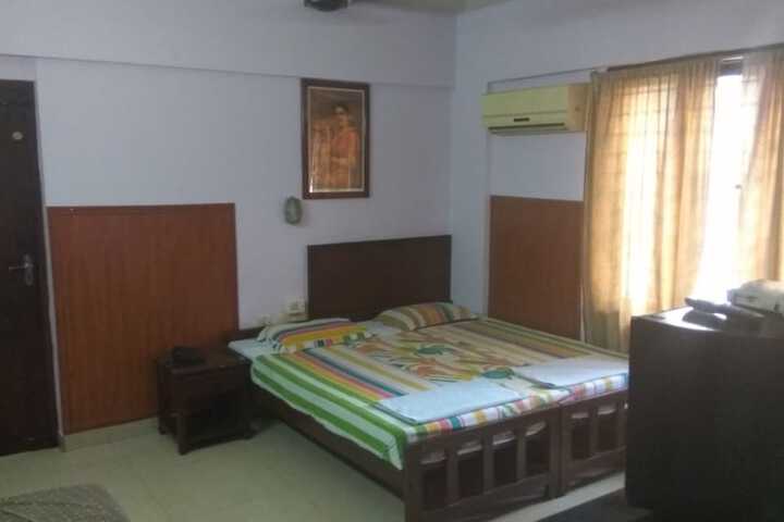 Room 10 of 13