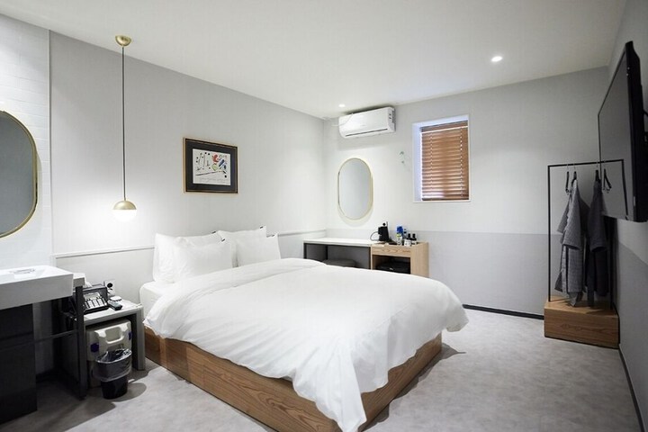 Room 15 of 28