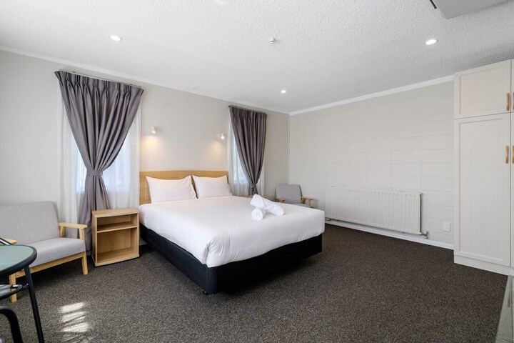 Room 6 of 32
