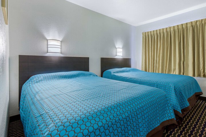 1 Queen Bed (7 of 13)
