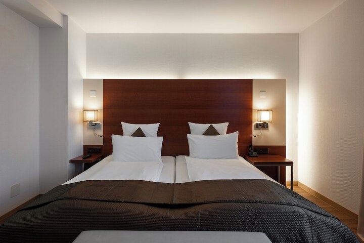 Room 32 of 80