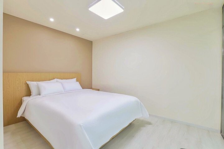 Room 30 of 76