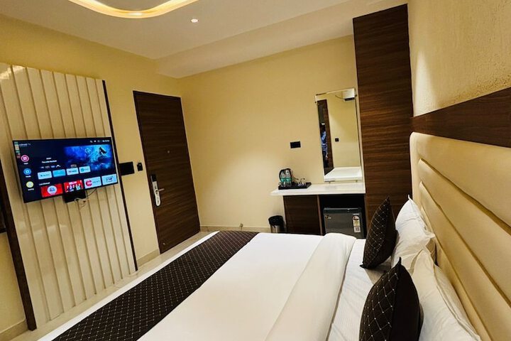 Room 5 of 28