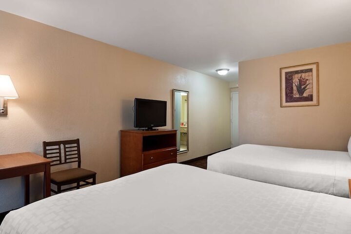 2 Queen Beds High Speed Internet Accessible Microwave, Refrigerator, Continental Breakfast (11 of 11)