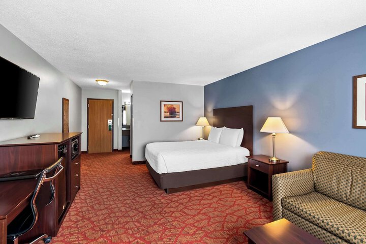 1 Queen Bed (3 of 10)