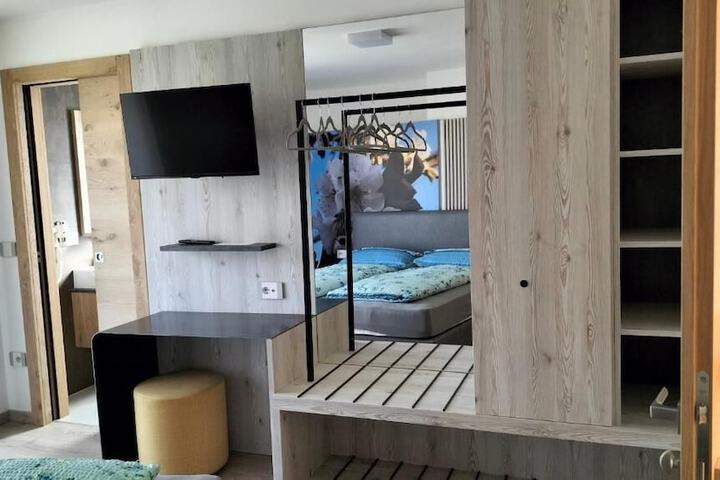 Room 10 of 27