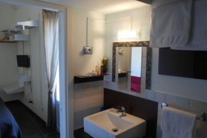 Room 4 of 33