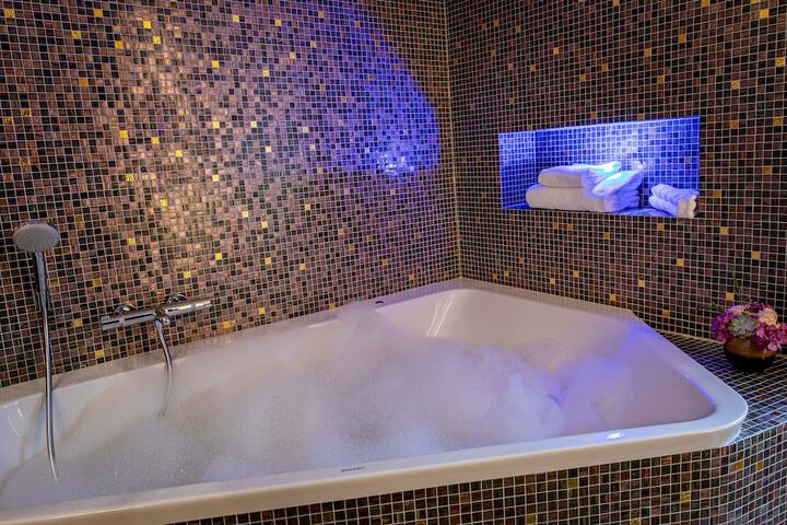 Jetted tub
