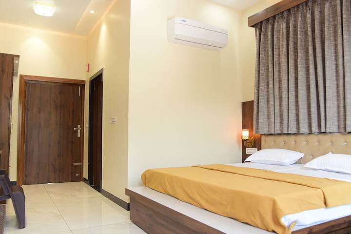 Room 5 of 8