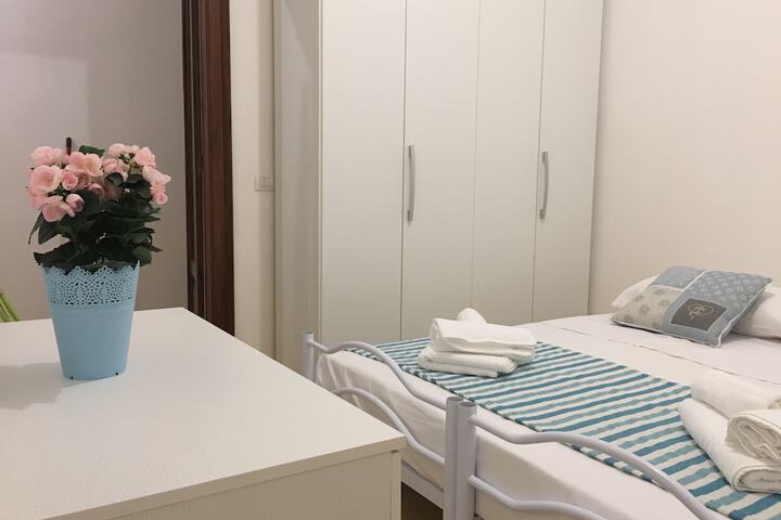 Room 2 of 10