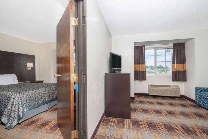 1 Queen Bed Mobility Accessible (6 of 19)