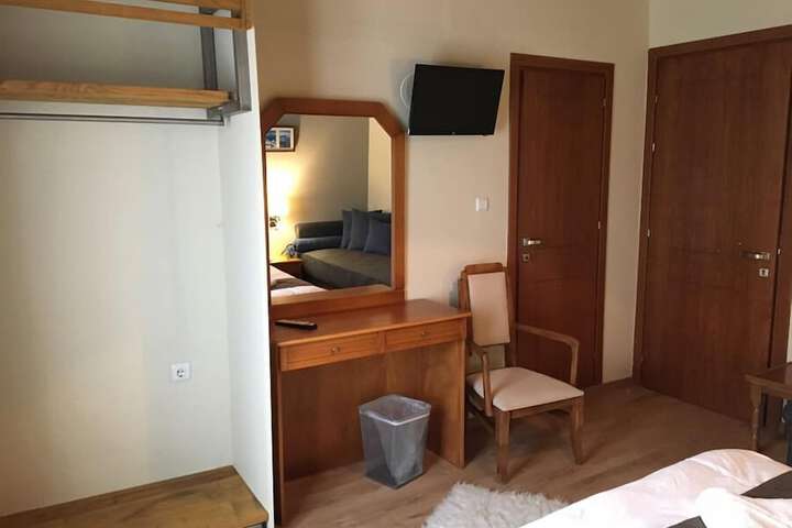 Room 4 of 32