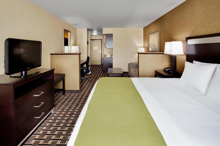 1 King Bed (2 of 15)