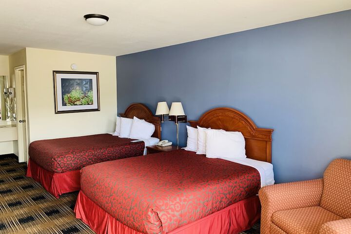 1 Queen Bed Mobility Accessible Bathtub with Grab Bars (11 of 22)