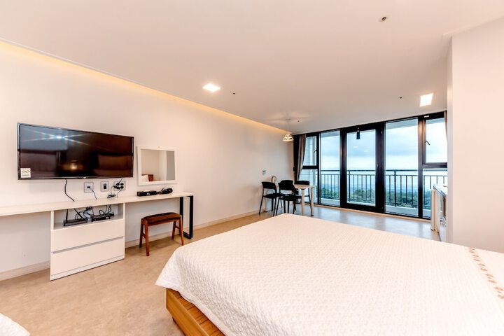 Room 15 of 173