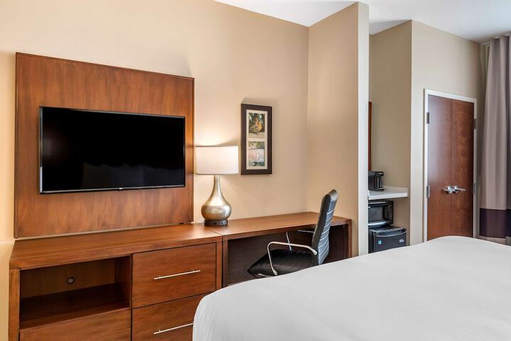 1 King Bed (17 of 18)