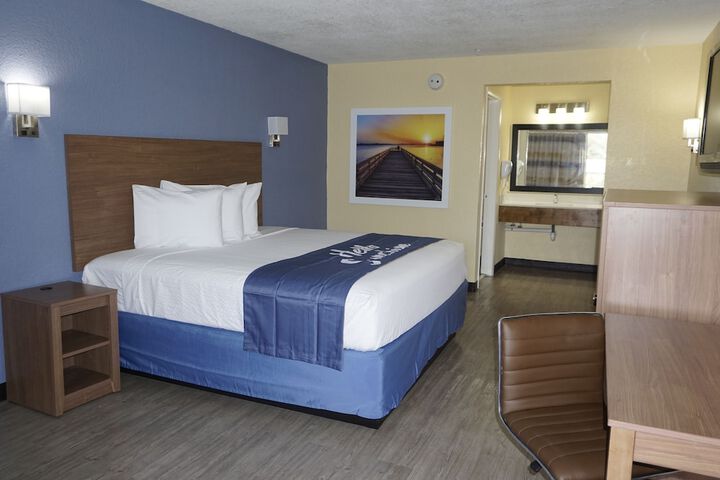 1 King Bed (4 of 21)